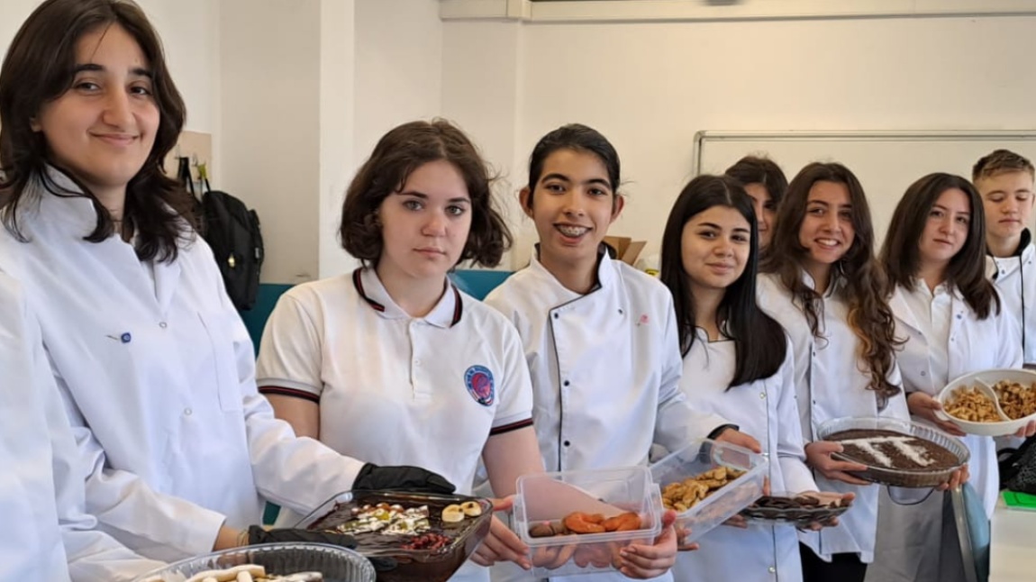 14 Mart Dünya Pi günü kutlaması Matematik Zümresi ve Yiyecek İçecek Bölümü Öğretmeni Ayşen Tutsak ve Öğrencilerimizin Katılımı ile Kutlanmıştır. 