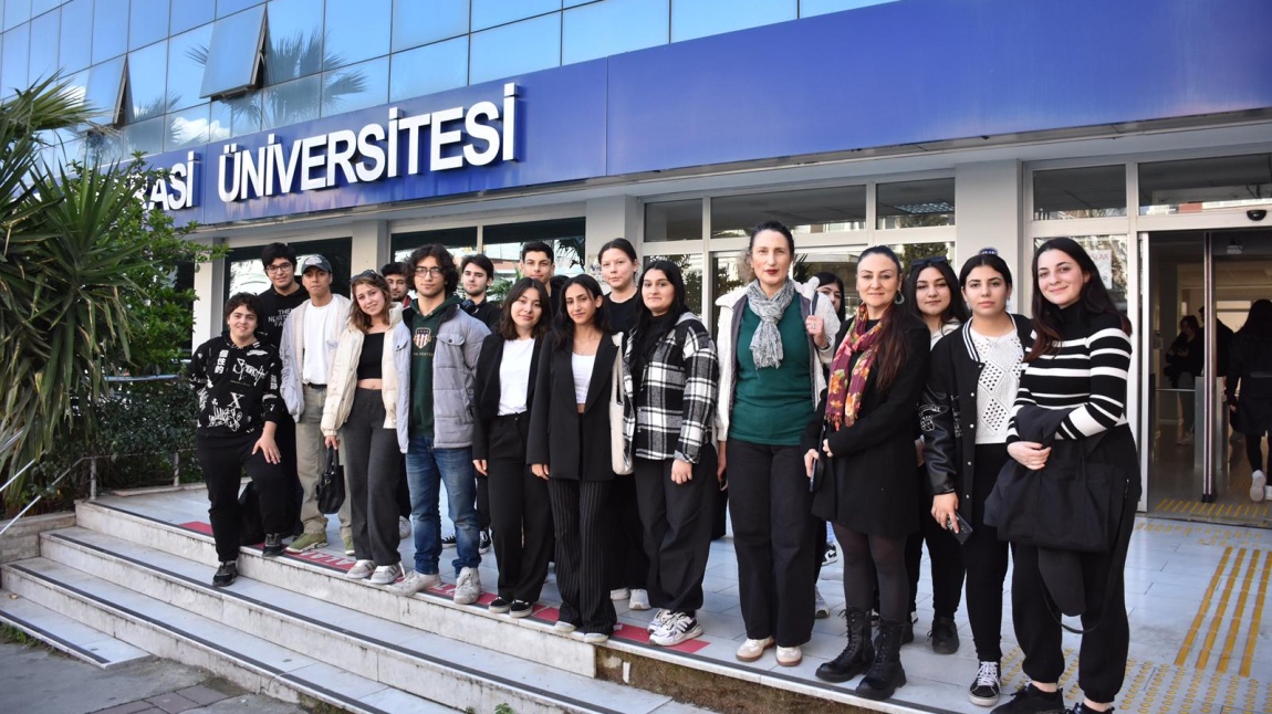 Okulumuz 12. Sınıf Öğrencileri ile İzmir Demokrasi Üniversitesi'ne Gezi Düzenlendi.